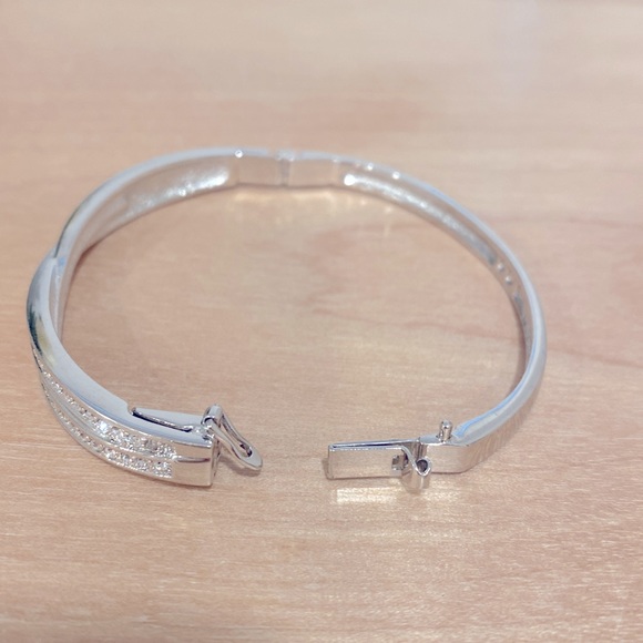 Swarovski criss cross bracelet - Picture 4 of 7